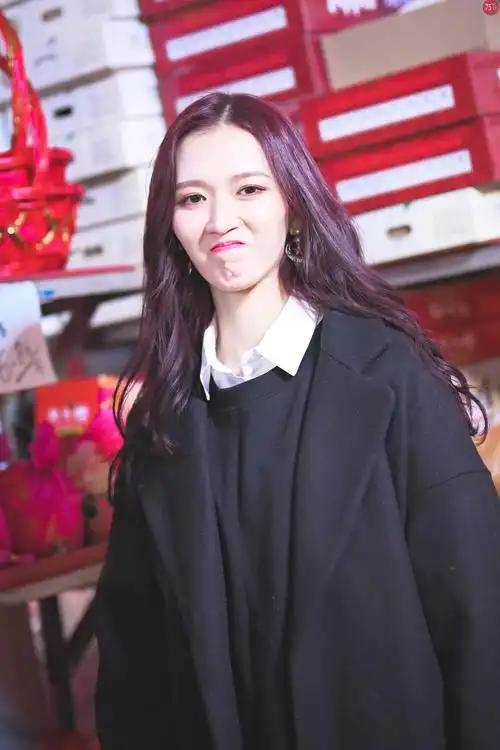 snh48吴哲晗嘉兴路外出红发初亮相