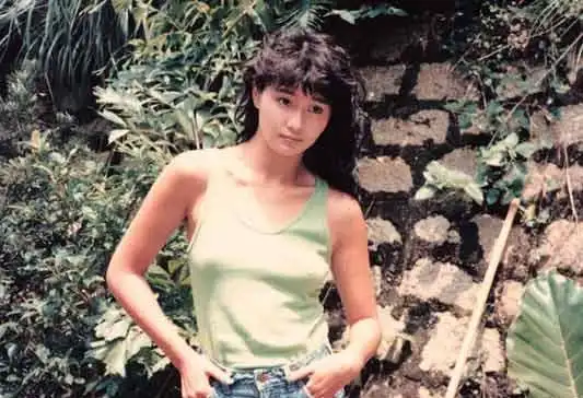 张曼玉弃影从唱进军乐坛 早年青涩泳装照曝光