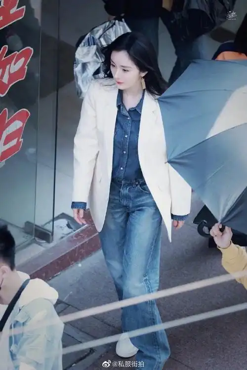 杨幂牛仔套装搭配白色西装外套-街拍- 女人街