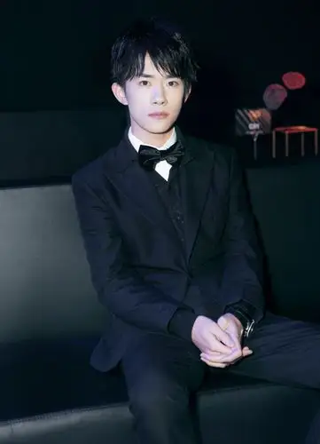 易烊千玺出席智族gq2017年度人物盛典 获"年度人气偶像"奖