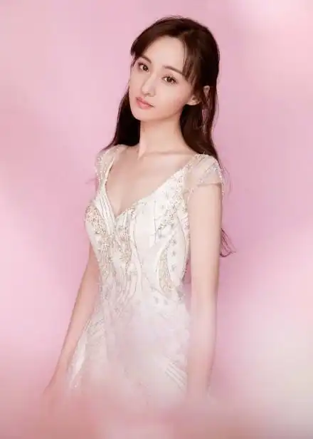 郑爽穿深v宝石礼服卷发披肩 灵气十足