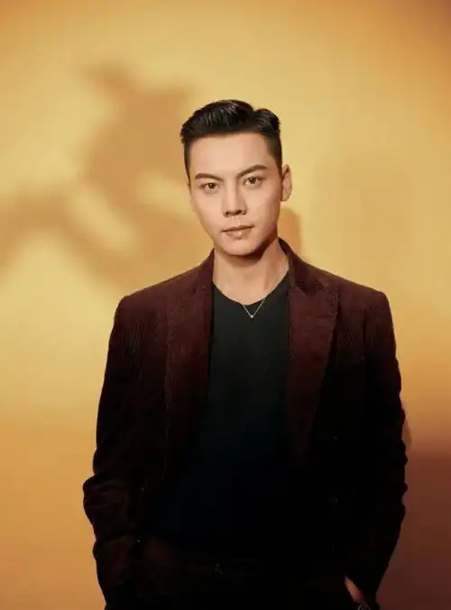 38岁陈伟霆当伴郎抢镜,被多位富婆邀请合影,新郎来头不小