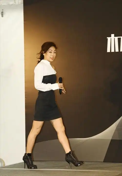 林忆莲有点怕羞穿裹身裙用衬衫挡曲线纤细身材不像年过半百