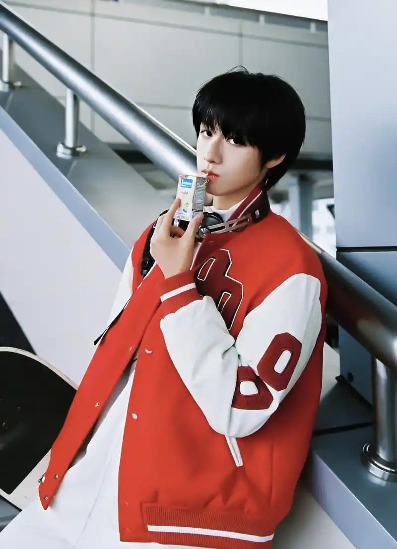 "你好啊,山城少年阿志" 心动预警朱志鑫《自我介绍》写真