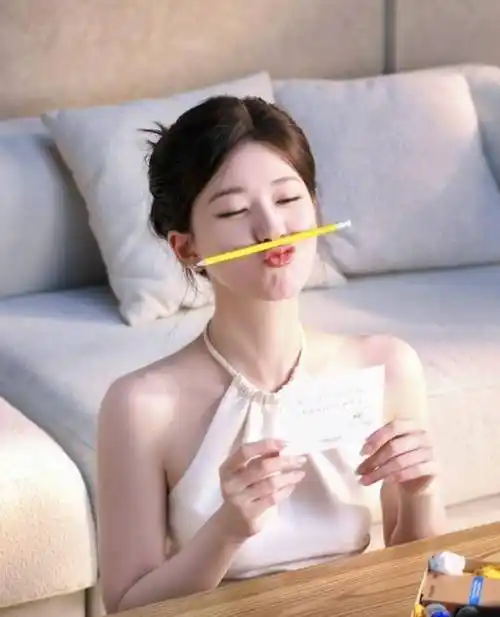 赵露思魅力丝绸吊带裙,阳光下雪白细腻侧颜动人,嘟嘴俏皮可爱_人们