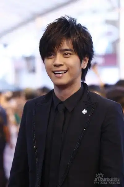 图文mtv亚洲大奖红地毯罗志祥展露迷人笑容