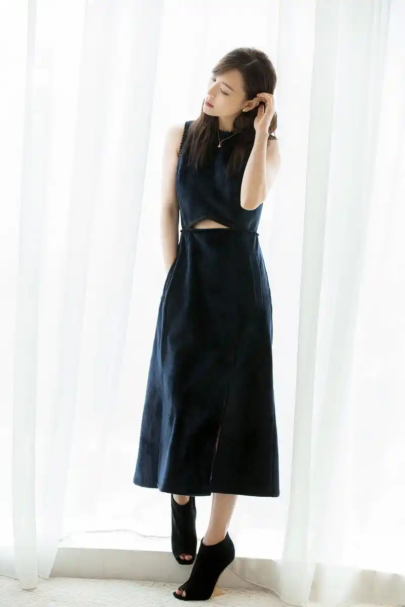 奔四的张静初身穿抹胸纱裙仙气感爆棚,气质实在太傲人!