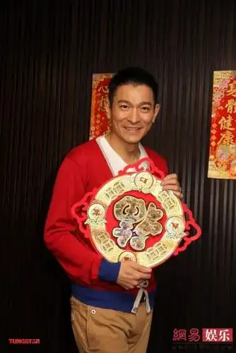 据香港媒体报道,去年11月刘德华率先在官网向fans公告"吾家有喜",不过