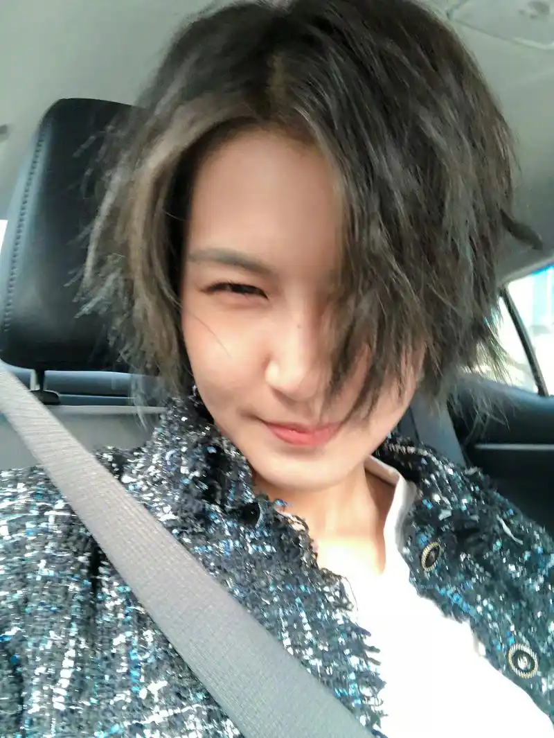 曾沛慈姐姐的眼神深邃而迷离!