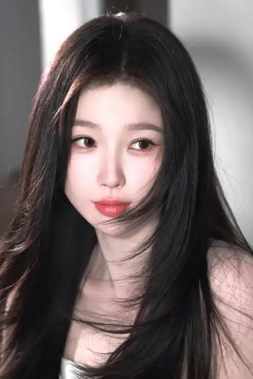 虞书欣发丝轻扬