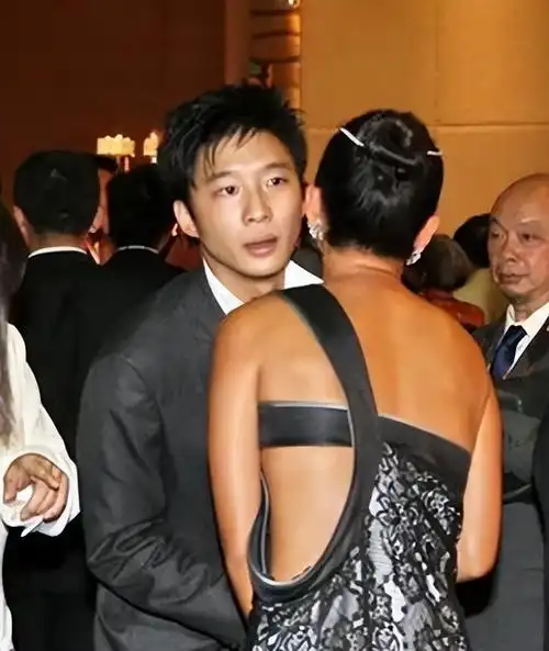 20年前一张照片,暴露霍启山为啥不娶章子怡,愿娶小14岁何超欣! - 知乎