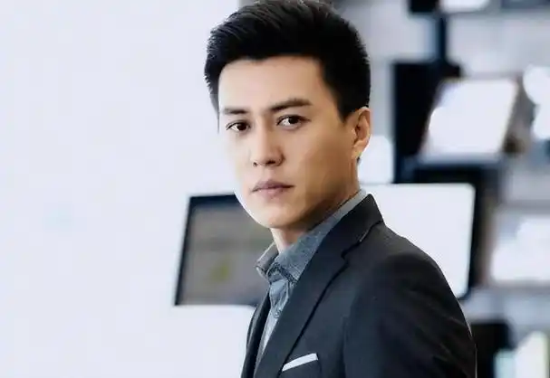 演员靳东参加两会引全网热议,身份显赫备受瞩目!