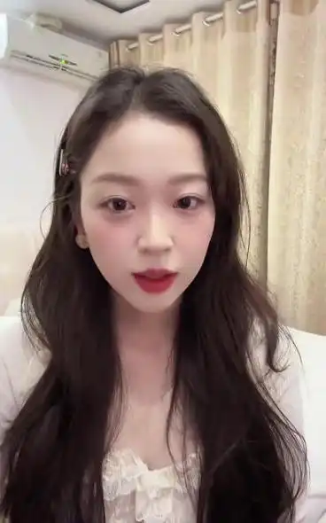 首先,女主的扮演者滕泽文并非网红出身,而是正儿八经的艺人,是艺术