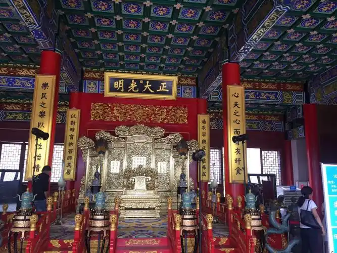 圆明园之一春苑,大雄宝殿金碧辉煌,庄严神圣的"正大光明"像是时刻警醒