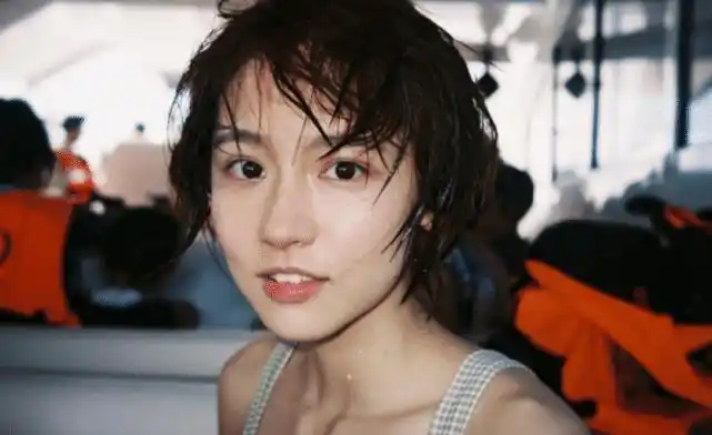 当看到成果素颜照的时候,你会发现她是一位天然美人,因为她的皮肤底子