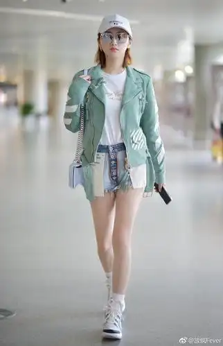 浅色清新look现身上海机场,off-white薄荷绿外套搭配opening