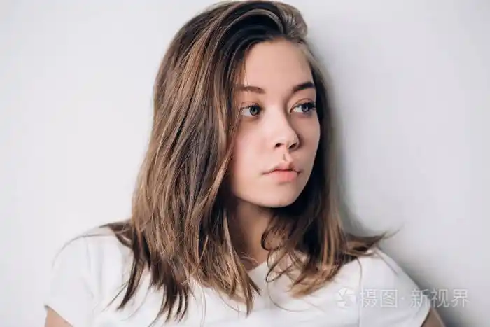 肖像美丽的女孩摆在侧面