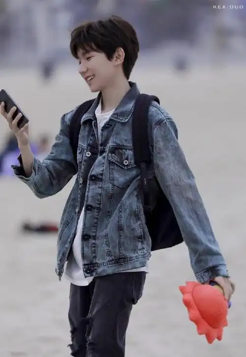 王源哥哥带着莱阳在洛杉矶游玩当爸爸的人也充满少年感 青春气息溢满