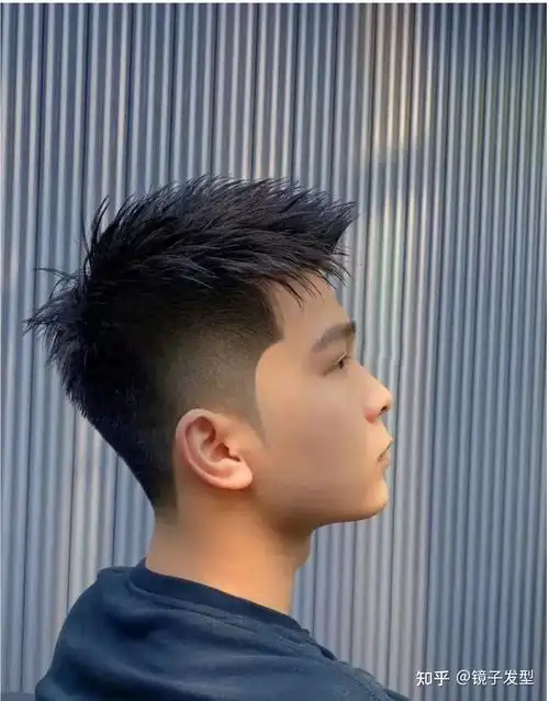 前刺飞机头是一种特别潮流有型的男士发型,深受广大时尚男士的喜爱.