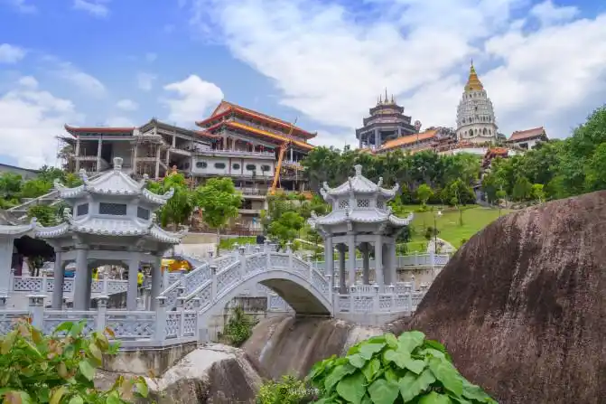 经》中描述的极乐世界是这样的:有七重栏榡,七重罗网,七重行树,七宝池