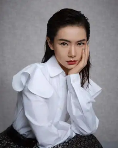 30到40岁的女人别乱做头发,试试戚薇的大背头,时髦高级更有气场