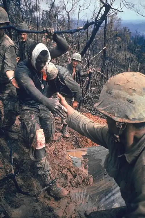 "伸出援手"——记录越战:莱瑞·伯罗斯 20世纪最伟大的战地摄影记者