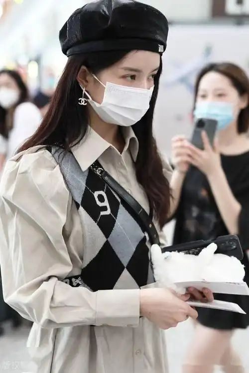 硬糖少女303成员刘些宁戴贝雷帽可爱青春,一身连衣短裙简单时尚_机场