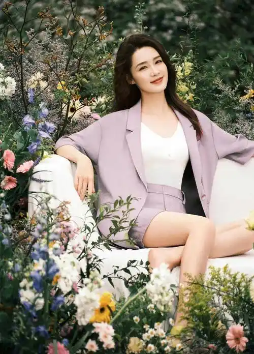 李沁的气质真是一股清流,穿白色缎面裙知性优雅,颜值都太抗打了_时尚