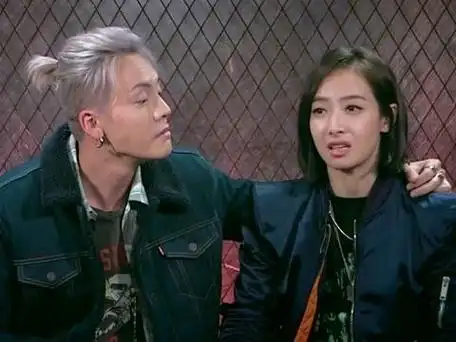 宋茜陈伟霆参加节目镜头外的关系好微妙举止亲密到看不下去