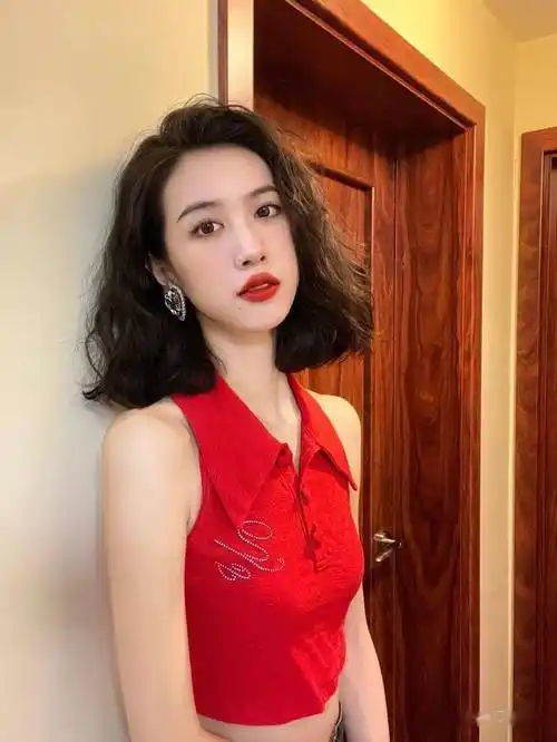 复古港风烫发女孩年底烫发约起来