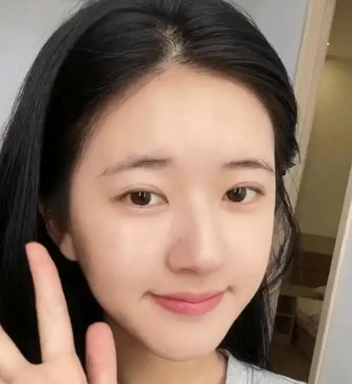 思的素颜,细腻到一丝毛孔都没有,白皙又不长痘,这是多少女生羡慕的脸