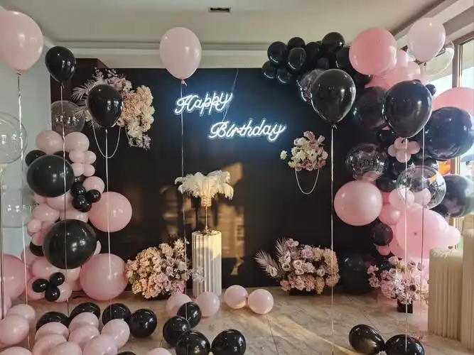 青岛遇见海鲜饭店内的生日场景布置