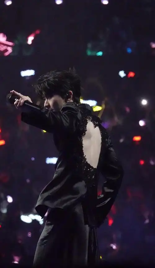 马嘉祺今天造型露背装,这也太超过了__财经头条