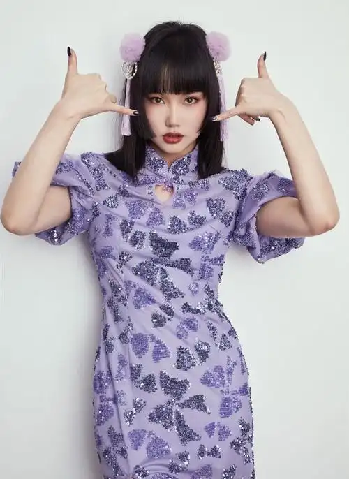 搭配起来也更加时髦洋气,不用刻意的盘发,黄龄搭配公主切的发型,也