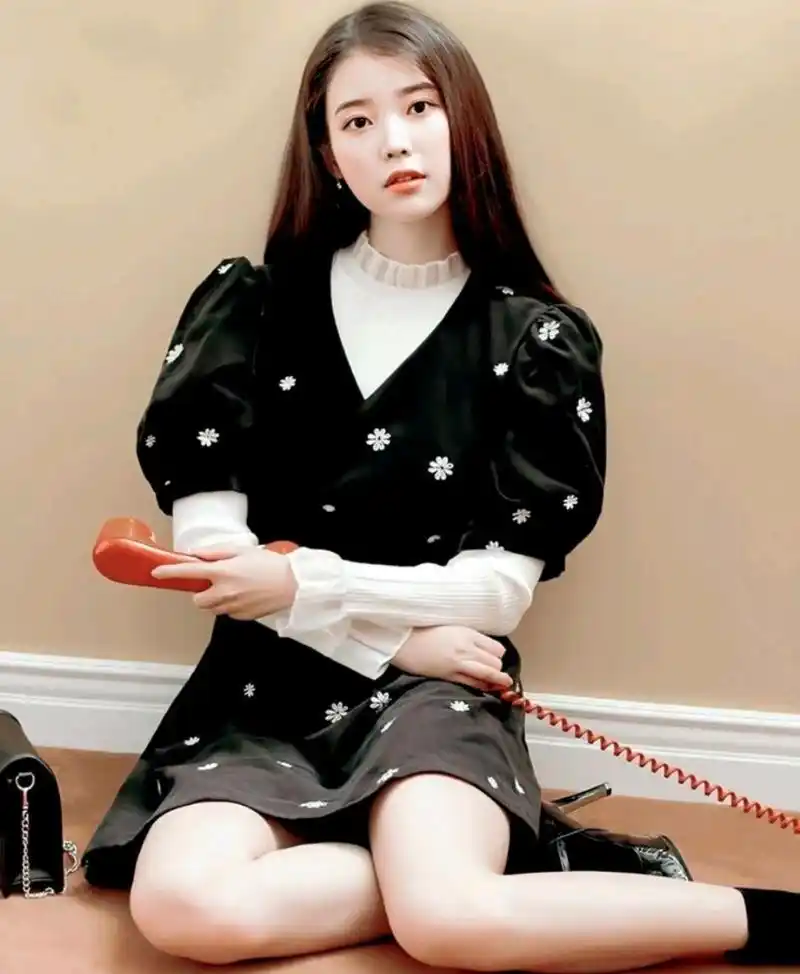 李知恩人美又会穿,淡蓝色针织衫搭配百褶裙,清新甜美又吸睛