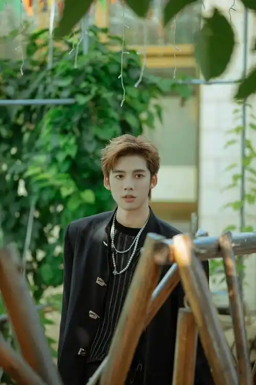 邓超元个人系列vlog《元气之旅》上线 六大主题解锁人生新体验_露露