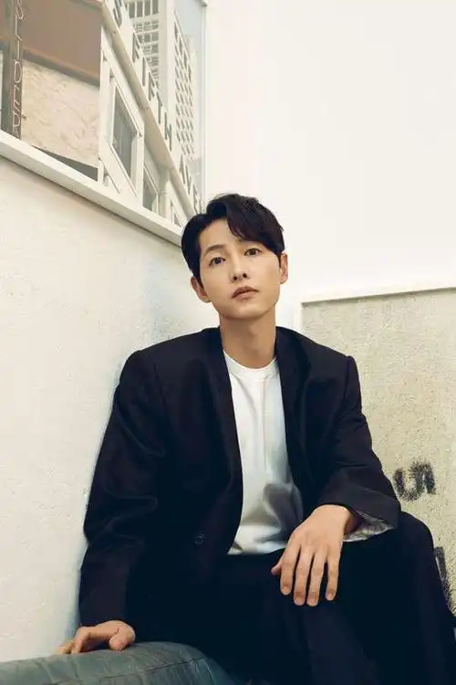 宋仲基凭借话题热剧《黑道律师文森佐》再创演艺巅峰,他在剧中饰演