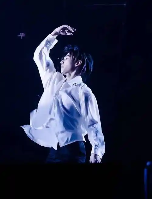 没见过的杨洋蓝发漫画造型,这要是在男团必须得是c位_五官_大海_气质