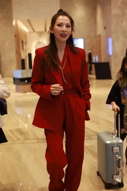 蔡少芬不愧是香港小姐红色西装套装时髦又潇洒人美性格爽