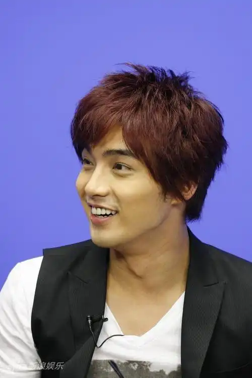 图文:《七天爱上你》主创聊天-贺军翔五官英俊