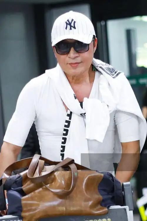 马景涛穿白色t恤显身材健硕 墨镜遮面自推行李行走型男范十足