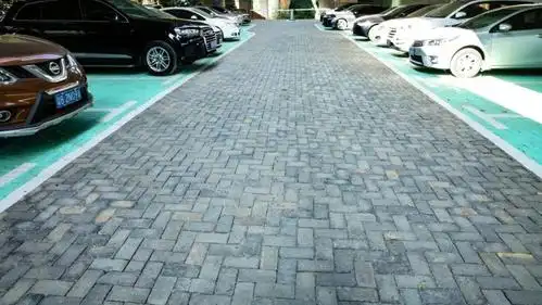 后此次整治桥下空间停车场的地面采用了其他地方废弃的透水砖进行铺筑