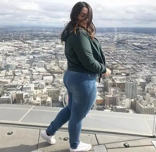 180斤女子膀大腰圆,通过健身塑造凹凸曲线,成为欧美大码模特