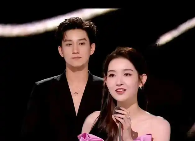 杨玏王玉雯街边拥抱被骂吃和王子奇的cp福利又和别的男人恋爱