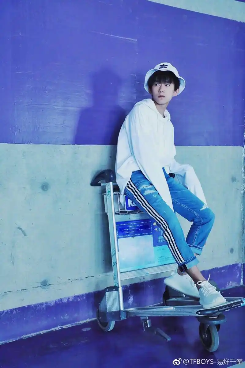 5月2日下午,某杂志曝出一张易烊千玺的封面写真,风格变换之大令房丝