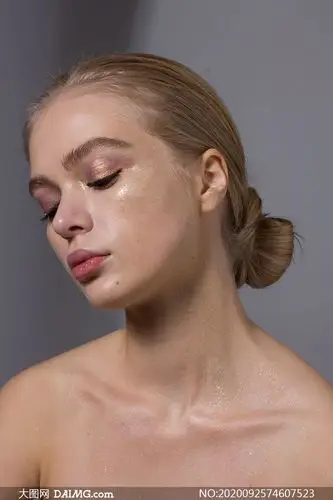 皮肤上沾有金粉的美女模特摄影原片_大图网图片素材