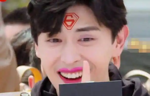 邓伦被恶搞化妆,看到妆后效果,别人都看不下去,唯独热巴盯着笑_节目