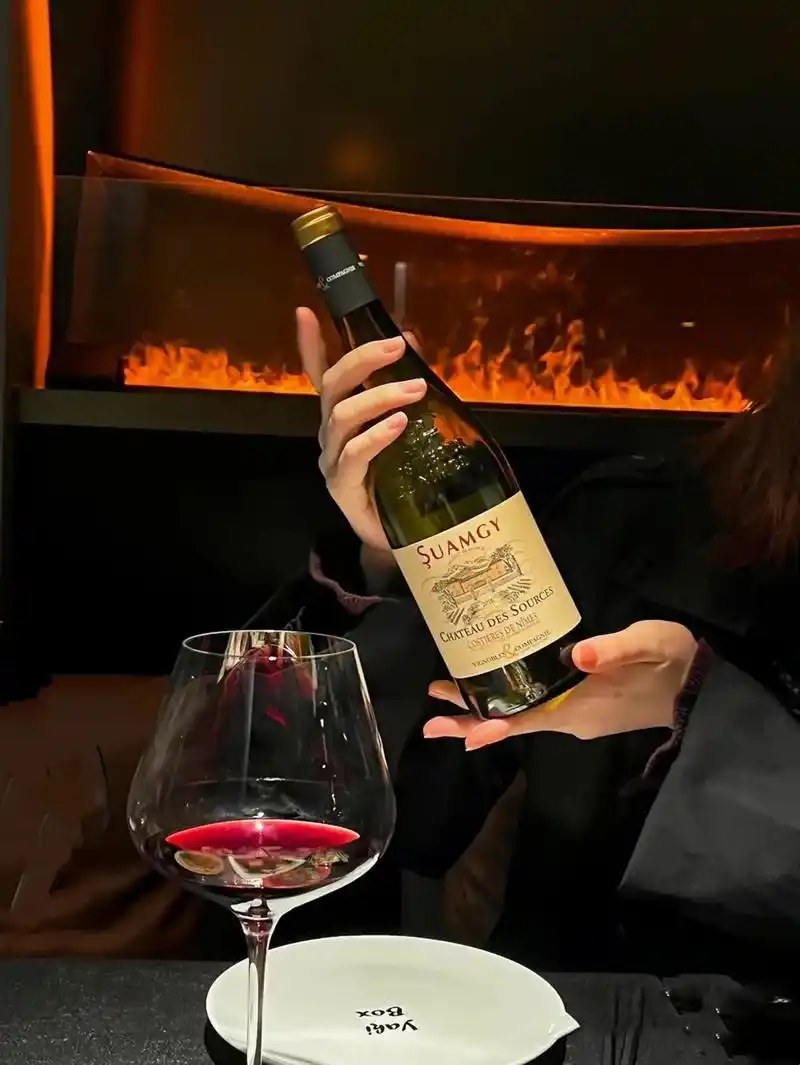 喝酒无非两种女人,一种风情万种,一种心事重重,最初我们都想做 - 抖音