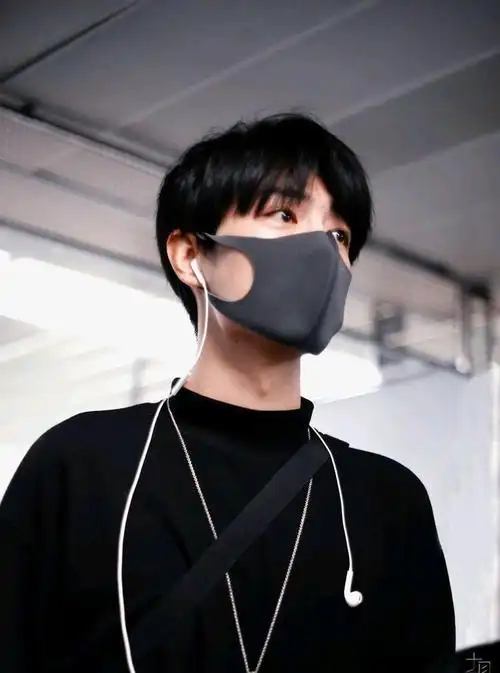 肖战的"颜"我真是爱了!戴着口罩,那双灵动的大眼睛也如此勾人!