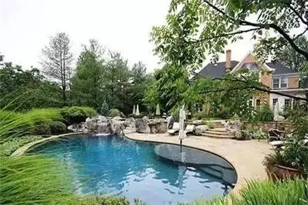 1,池塘,喷水池圆弧为宜池塘,喷水池要设计成形壮圆满,圆心微微突起